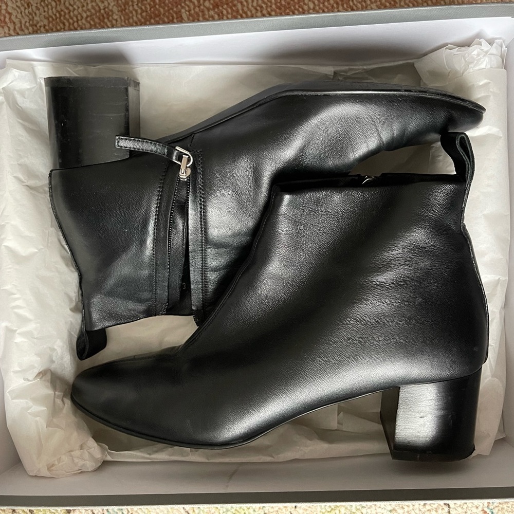 Everlane - The Day Boot in Black. Size 8 (runs slightly small, closer to a 7.5)